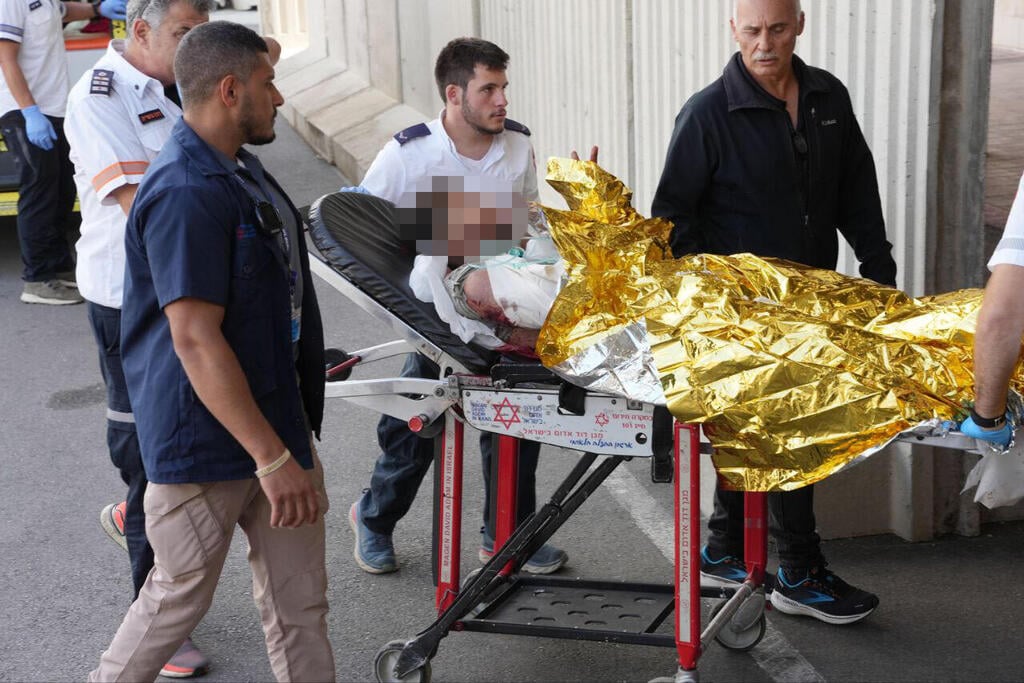 הפצועים ממטולה מגיעים לבית החולים זיו, הבוקר (צילום: אפי שריר) פנוי פצועים ממטולה