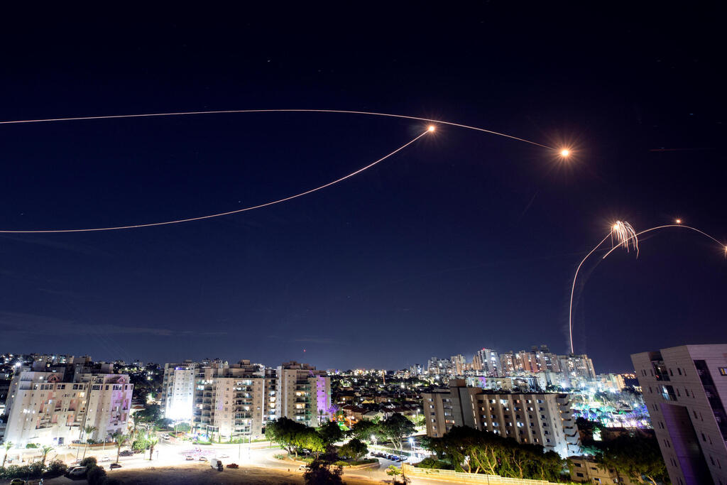 יירוטים מעל אשקלון (צילום: REUTERS/Amir Cohen) יירוטים מעל אשקלון