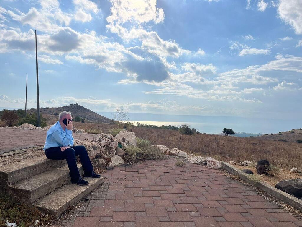 בראיון טלפוני לתחנת רדיו בריטית. קולונל ריצ'רד קמפ קולונל ריצ'רד קמפ