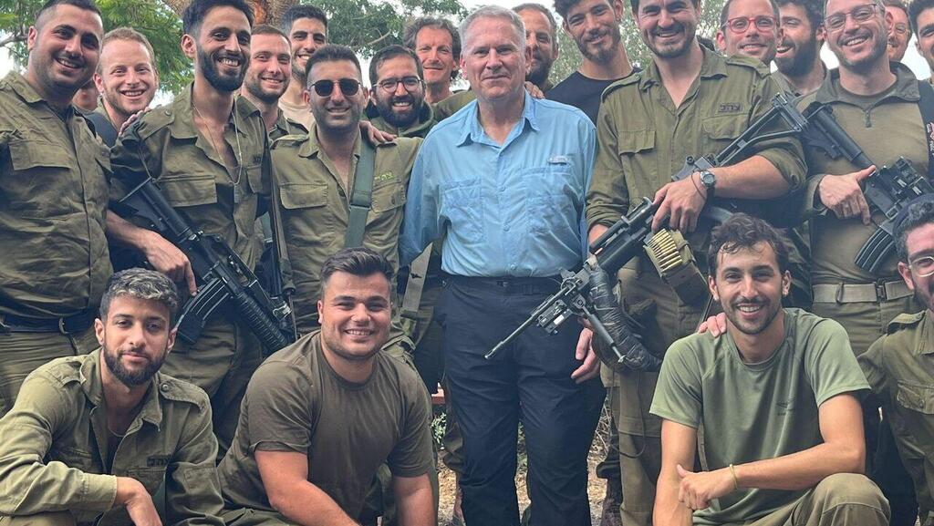 British Col.(Res.) Richard Kemp with troops on the Gaza border קולונל ריצ'רד קמפ עם חיילים בצפון חרבות ברזל