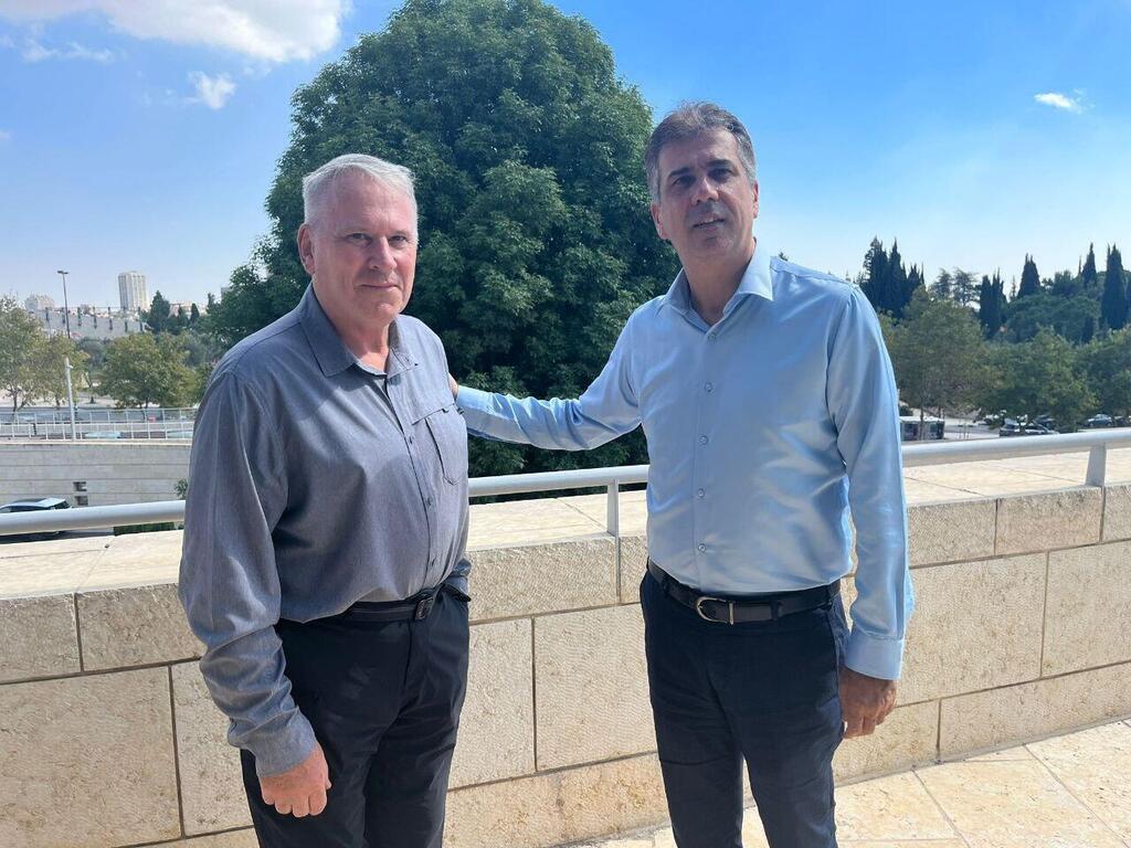 קולונל ריצ'רד קמפ עם שר החוץ אלי כהן קולונל ריצ'רד קמפ שר החוץ אלי כהן