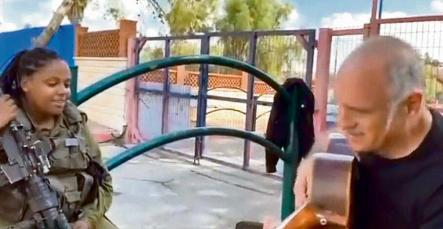 בניסו שרה עם ברוזה. סרטון ויראלי | צילום מסך yk13635759