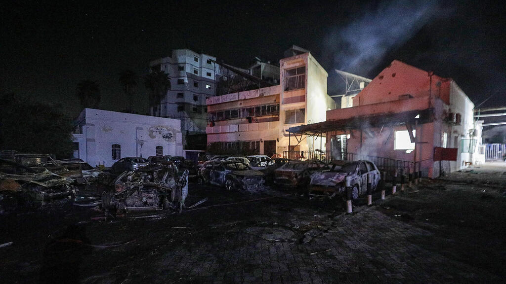 זירת פגיעת הרקטה בבית החולים אל-אהלי. חמאס ניצל הזדמנות (צילום: EPA/MOHAMMED SABER) זירת פגיעת הרקטה בבית החולים בעזה