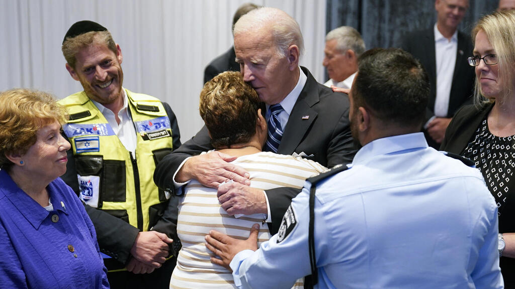 ביידן מתחבק עם רחל אדרי מאופקים (צילום: AP Photo/Evan Vucci) ג'ו ביידן רחל אדרי רחל מאופקים