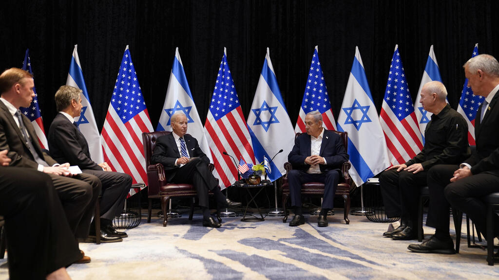 נתניהו הדגיש: "נעשה כל שביכולתנו למנוע פגיעה בחפים מפשע" (צילום: AP Photo/Evan Vucci) פגישת בנימין נתניהו וג'ו ביידן במלחמת חרבות ברזל