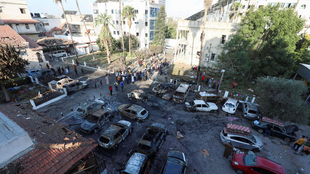 The scene of Al-Ahli hospital after a misfired rocket by Islamic Jihad (Photo: Reuters/Mohammed Al-Masri) זירת פגיעת הרקטה בבית החולים בעזה