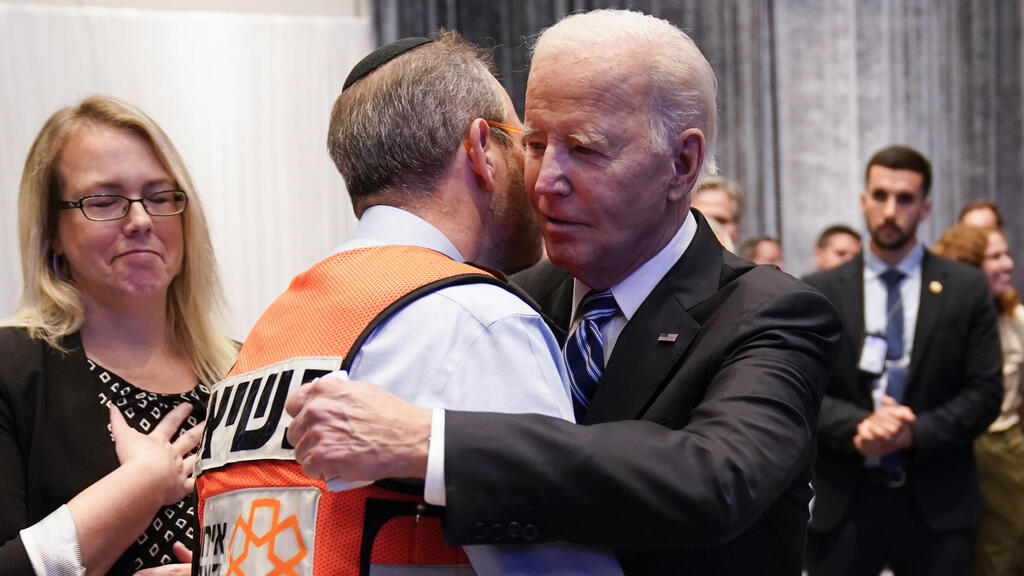 ביידן עם נשיא איחוד הצלה (צילום: AP Photo/Evan Vucci) ג'ו ביידן קרובי משפחה