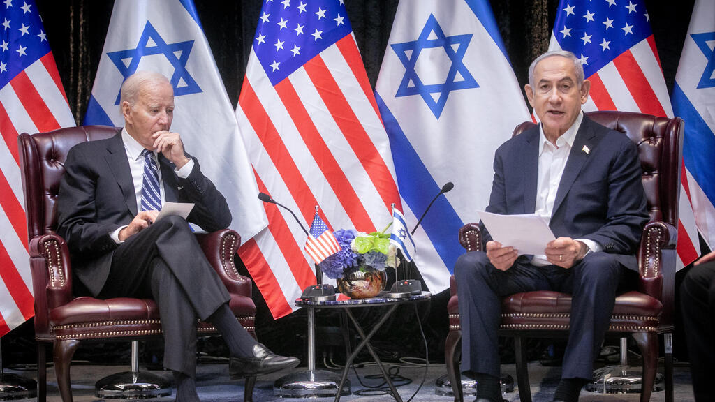 ראש הממשלה וביידן בפגישתם בישראל בתחילת המלחמה. "הנשיא ועוזרים מתקרבים לרגע שבו לא יראו בנתניהו שותף" (צילום: מרים אלסטר/פלאש90) פגישת בנימין נתניהו וג'ו ביידן במלחמת חרבות ברזל