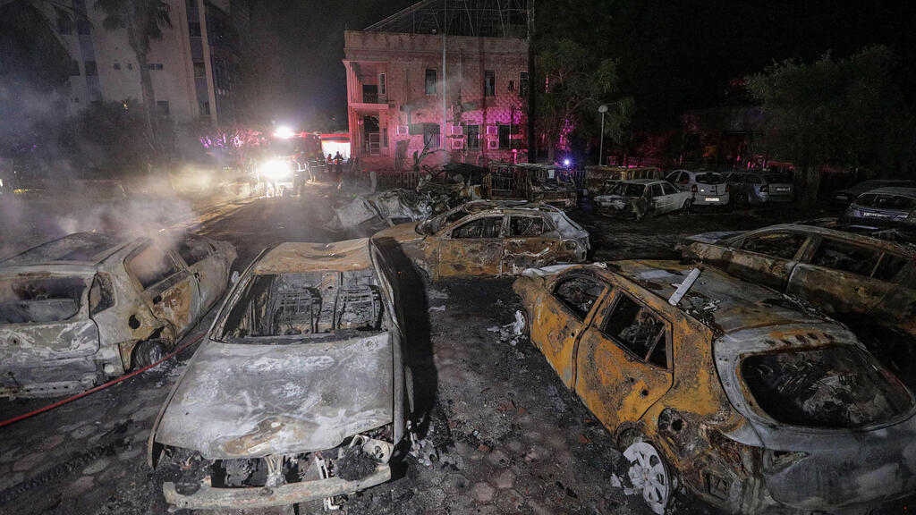 Aftermath of an explosion caused by a PIJ misfired rocket in Gaza (Photo: Mohammed Saber / EPA) זירת פגיעת הרקטה בבית החולים בעזה