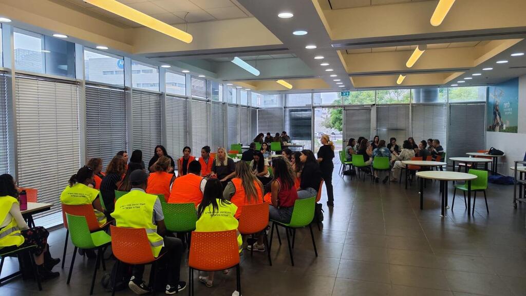 "אנחנו לוקחים לקצה את העובדים הסוציאליים, שעובדים מסביב לשעון". עובדים סוציאליים מטפלים במפוני העוטף במלון בים המלח (צילום: משרד הרווחה ) תמונות מהשטח מלון ים המלח עמדה של עובדים סוציאליים