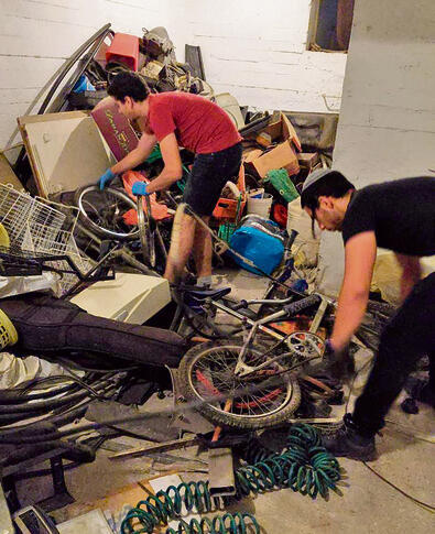 מתנדבים מנקים מקלט מוזנח | צילום: JNF־UK yk13638676