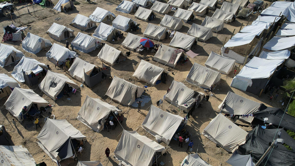 Gaza refugees living in tents in Khan Younis (Photo: AP/Ashraf Amra) מחנה אוהלים בחאן יונס