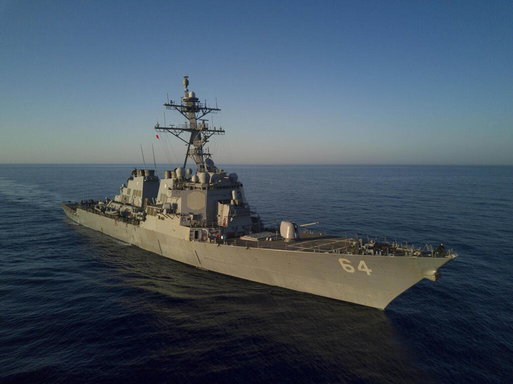 Izrael felé tartó rakétákat és drónokat lőtt le egy amerikai hadihajó