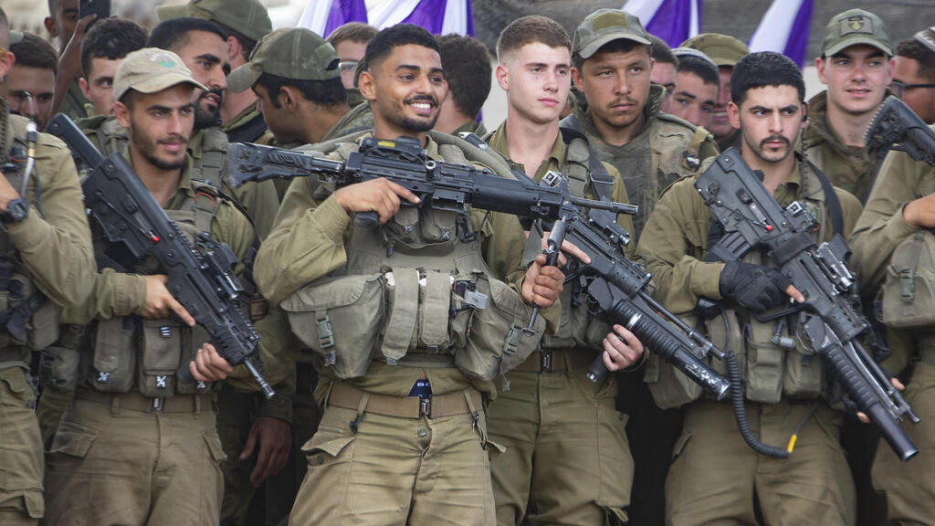 הלוחמים שגלנט ביקר בדרום (צילום: גיל נחושתן) יואב גלנט שר הביטחון באוגדה 162