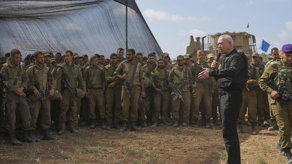 Defense Minister Yoav Gallant speaks with IDF troops on the border with Gaza (Photo: Tsafrir Abayov / AP) שר הביטחון יואב גלנט מדבר עם חיילים בגבול עזה