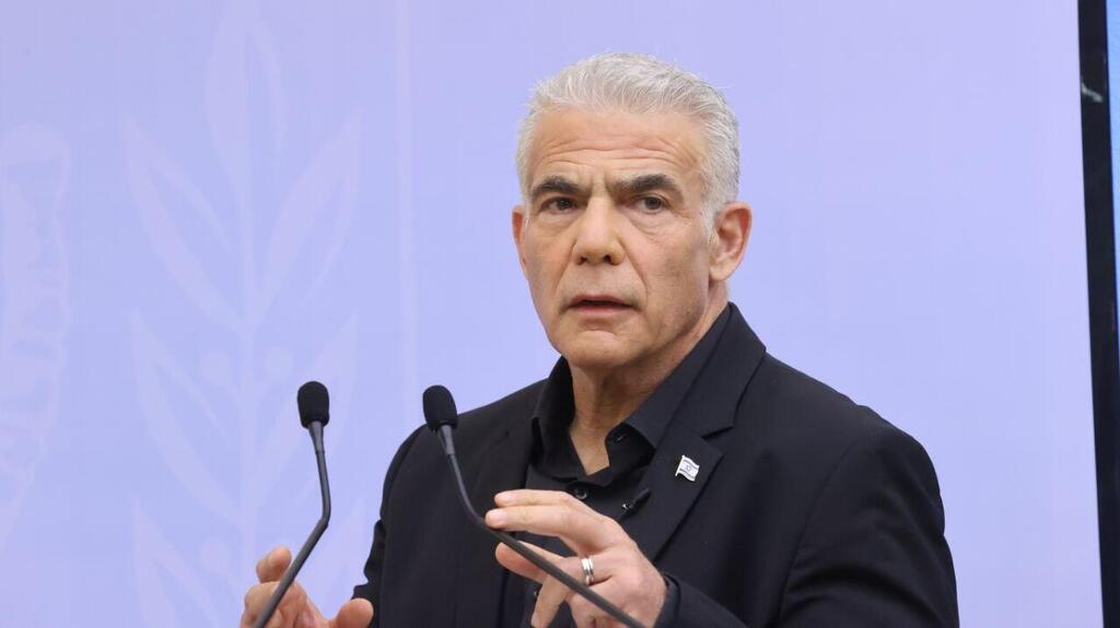 "אני מבין ישר שזו קטסטרופה". לפיד (צילום: מוטי קמחי) יאיר לפיד בתדרוך לכתבים זרים ותקשורת בינלאומית