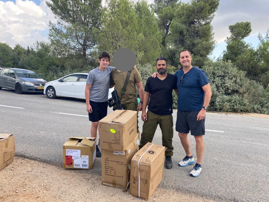 Delivering supplies to IDF soldiers (Photo: Courtesy) Delivering supplies to IDF soldiers