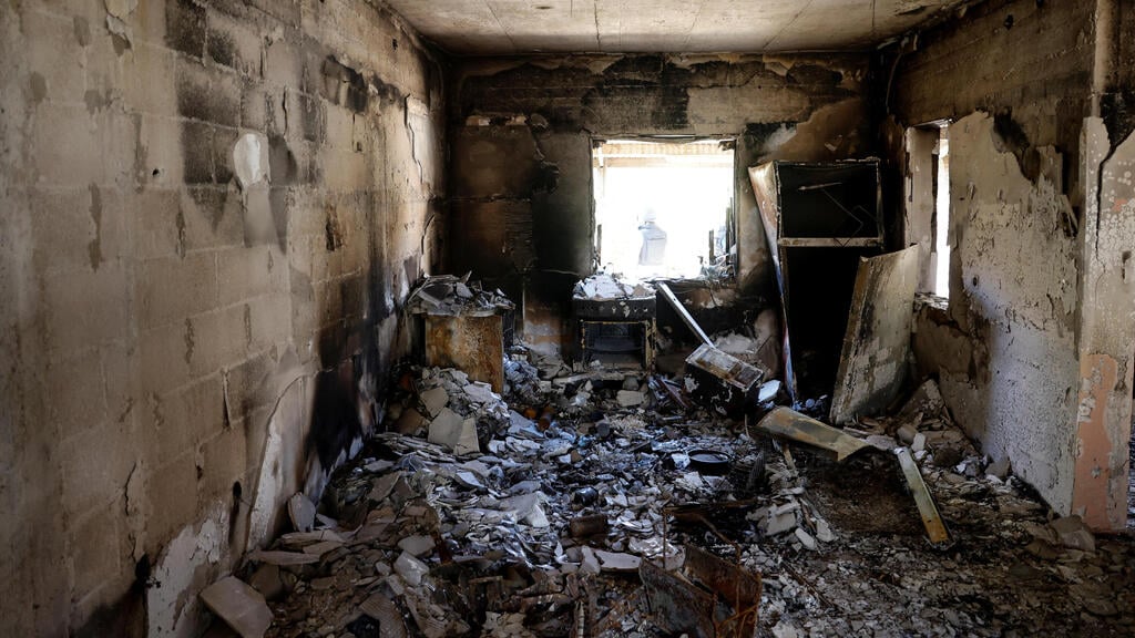 remains of a home in Nir Oz ( Photo: Amir Cohen / Reuters) קיבוץ ניר עוז