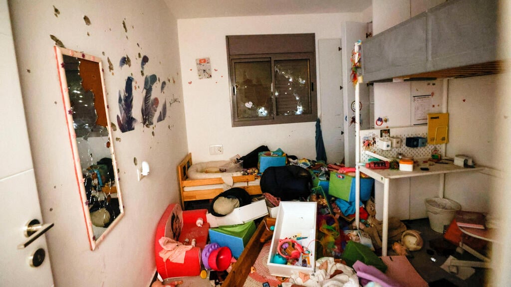 The room of a child attacked in Kibbutz Nir Oz ( Photo: REUTERS/Amir Cohen) קיבוץ ניר עוז