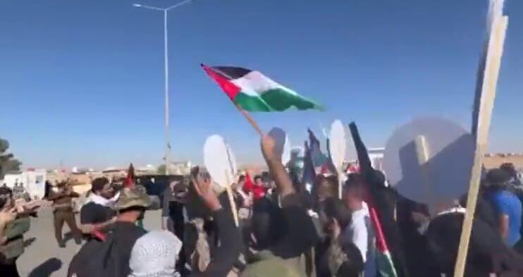 מפגינים עיראקים צועדים לגבול עם ירדן, היום בצהריים חרבות ברזל הפגנה עיראק גבול ירדן
