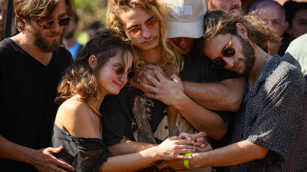 Israelis mourn a victim of Hamas terror (Photo: Leon Neal / Getty Images) הלוייתה של מירה שטהל