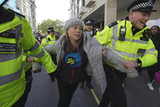 גרטה טונברג בעת מעצרה מוקדם יותר השבוע בלונדון