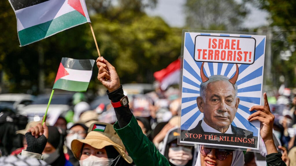 "ישראל טרוריסטית". המחאות בבירת אינדונזיה ג'קרטה ( צילום: BAY ISMOYO / AFP) חרבות ברזל ג'קרטה אינדונזיה מפגינים נגד ישראל בעד פלסטינים עזה