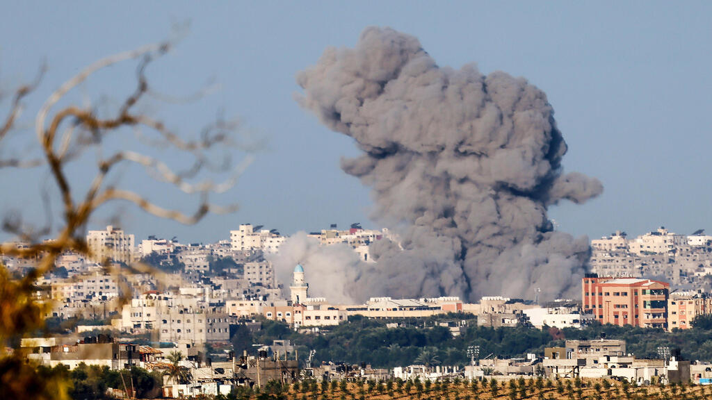תקיפות חיל האוויר ברצועת עזה (צילום: EPA /HANNIBAL HANSCHKE) תקיפות חיל האוויר בעזה
