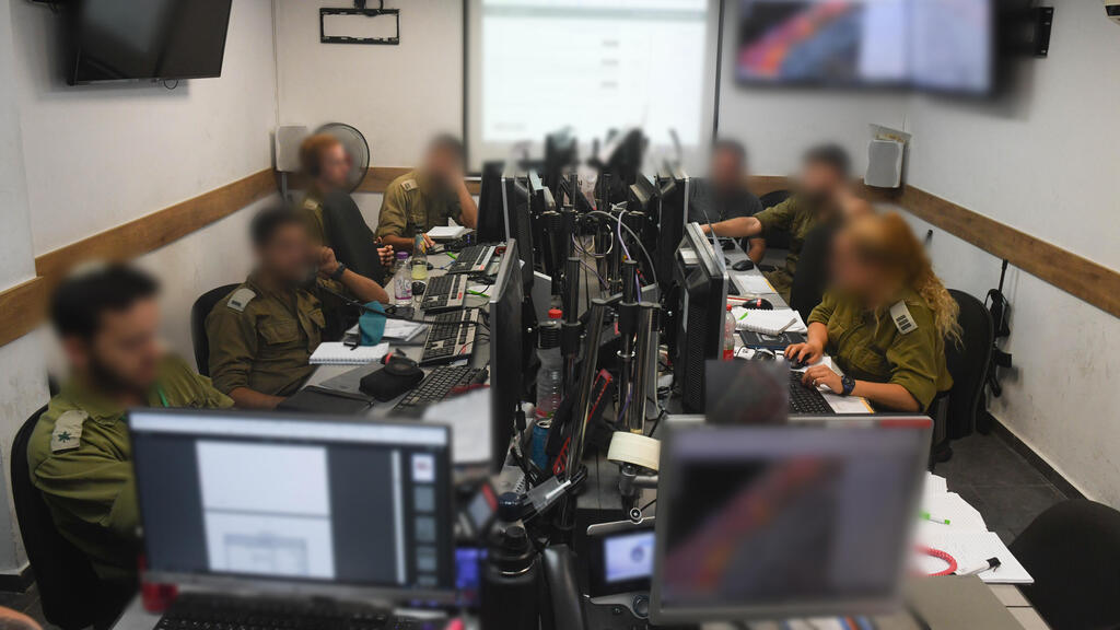 אבטחת הלוויה בניר עוז בזמן לחימה. פיקוד דרום ( צילום: דובר צה"ל) צה"ל איבטח הלוויה בקיבוץ ניר עוז בזמן הלחימה