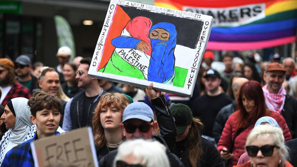 Anti-Israel protest in Auckland, New Zealand ( Photo: Sanka Vidanagama / AFP) חרבות ברזל, מפגינים נגד ישראל בכרייסטצ'רץ' ניו-זילנד