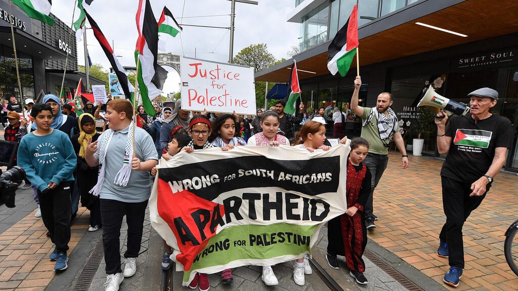 Protest against Israel in Christchurch, New Zealand ( Photo: Sanka Vidanagama / AFP) חרבות ברזל, מפגינים נגד ישראל בכרייסטצ'רץ' ניו-זילנד