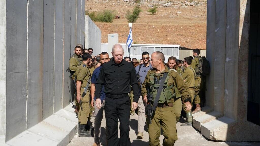 גלנט בגבול הצפון. "גובים מחירים כבדים" (צילום: אריאל חרמוני, משרד הביטחון) יואב גלנט בהערכת מצב בגבול הצפון