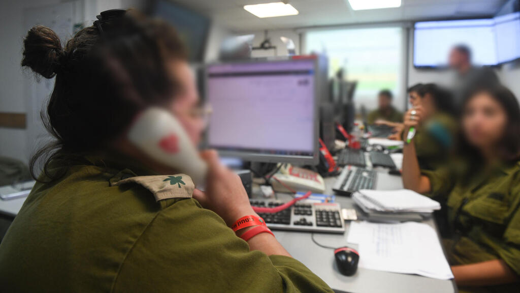 פיקוד דרום. "קציני הדין הבינלאומי הם מי ששומר עלינו" ( צילום: דובר צה"ל) צה"ל איבטח הלוויה בקיבוץ ניר עוז בזמן הלחימה