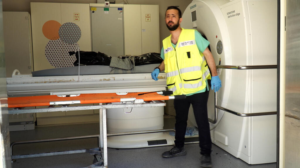 גופה לא מזוהה מוכנסת למכשיר CT (צילום: אלי דסה) המכון לרפואה משפטית