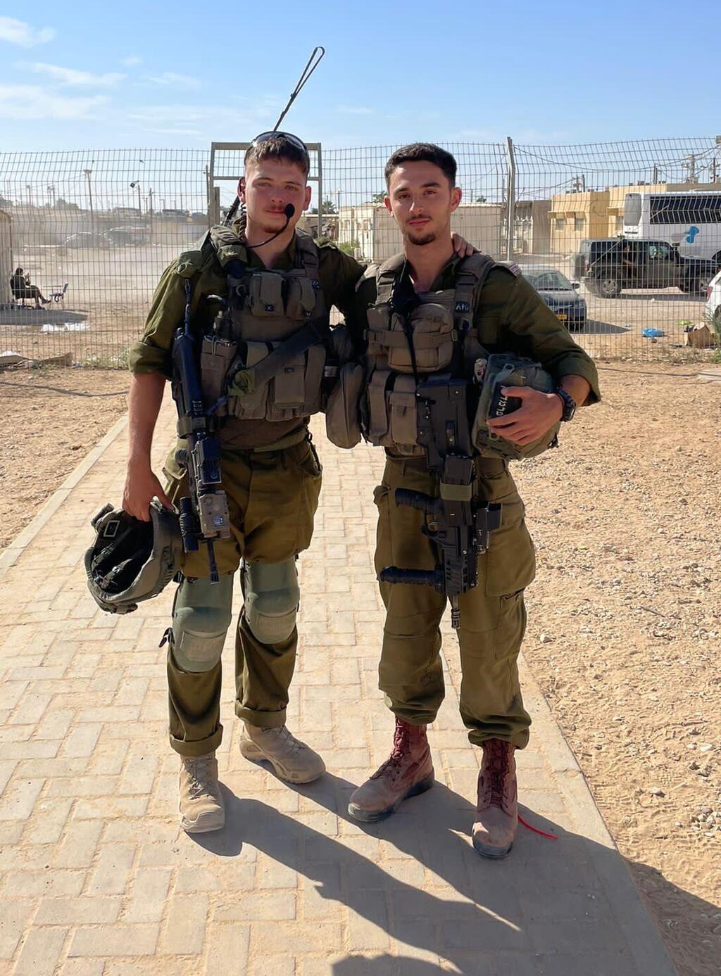 Medic Staff Sergeant Dor Ashkenazi (left) and paramedic Sergeant Almog Oren (Photo: IDF Spokesperson's Unit) דור אשכנזי ואלמוג גורן. מימין - פרמדיק הסיירת, סמל אלמוג גורן משמאל - החובש הגדודי, סמ"ר דור אשכנזי