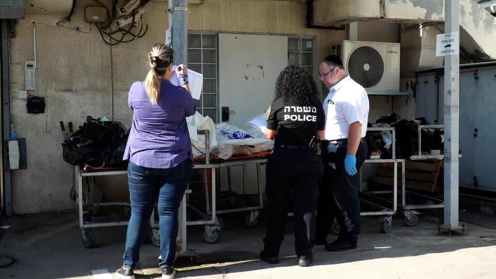 רושמים ומסמנים את הגופות שנבדקו במכון (צילום: אלי דסה) המכון לרפואה משפטית