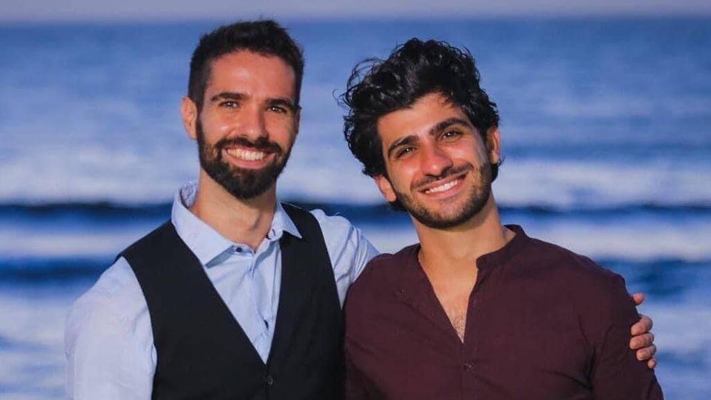 "מי שיצא לקרב כשווה בין שווים לא יכול לחזור ולגלות שהוא כבר לא שווה". עומר אוחנה (מימין) ורס"ן במיל' שגיא גולן סרן (מיל׳) שגיא גולן ז"ל ובן זוגו עומר