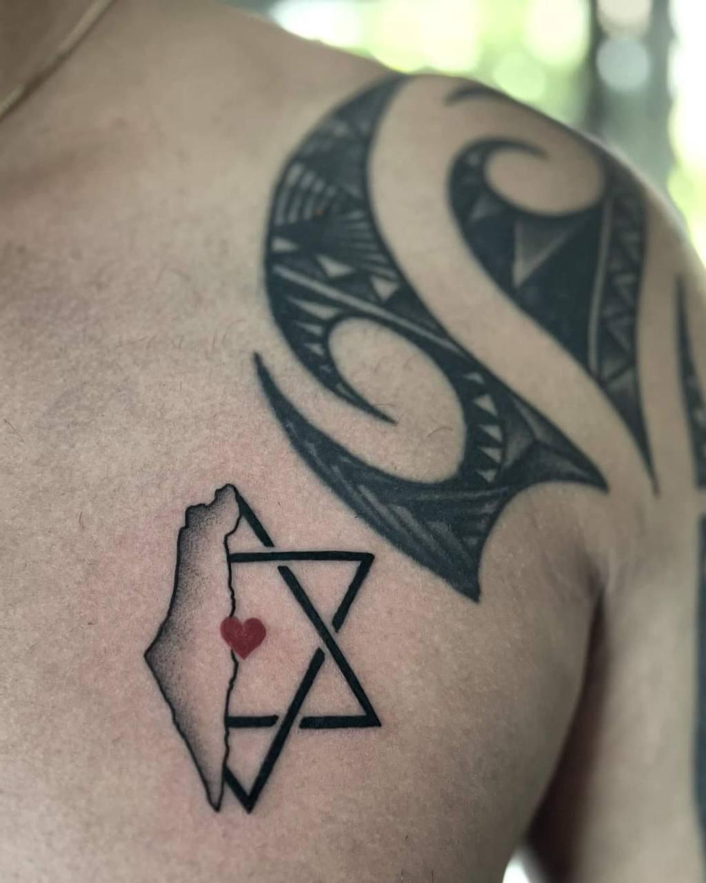 מגן דוד, מפת הארץ ולב, על הכתף והשכמה של אלכס גורלוב כפי שקעקעה ריטה נדורגין (ריטה נדורגין) קעקועי חרבות ברזל אלכס גורלוב - שם המקעקעת ריטה נדורגין