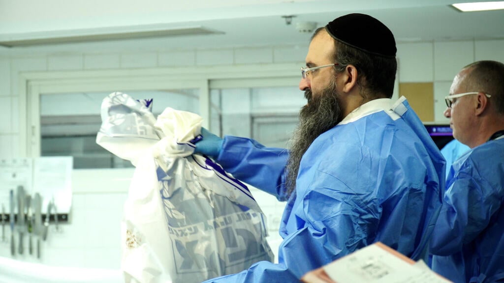 מתנדב של זק"א במכון לרפואה משפטית. בשקים הללו יש גופות או חלקי גופות (צילום: אלי דסה) המכון לרפואה משפטית