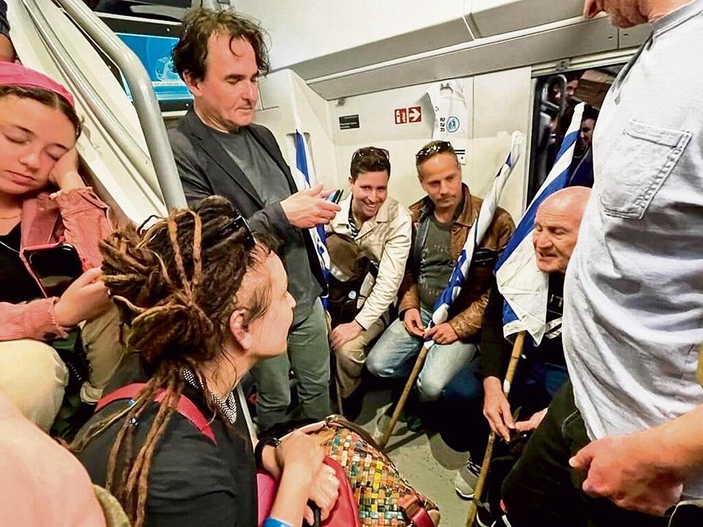אולגה טוקרצ'וק עם מפגינים ישראלים במהלך ביקורה בישראל, מתוך פוסט שהעלתה בדף הפייסבוק שלה