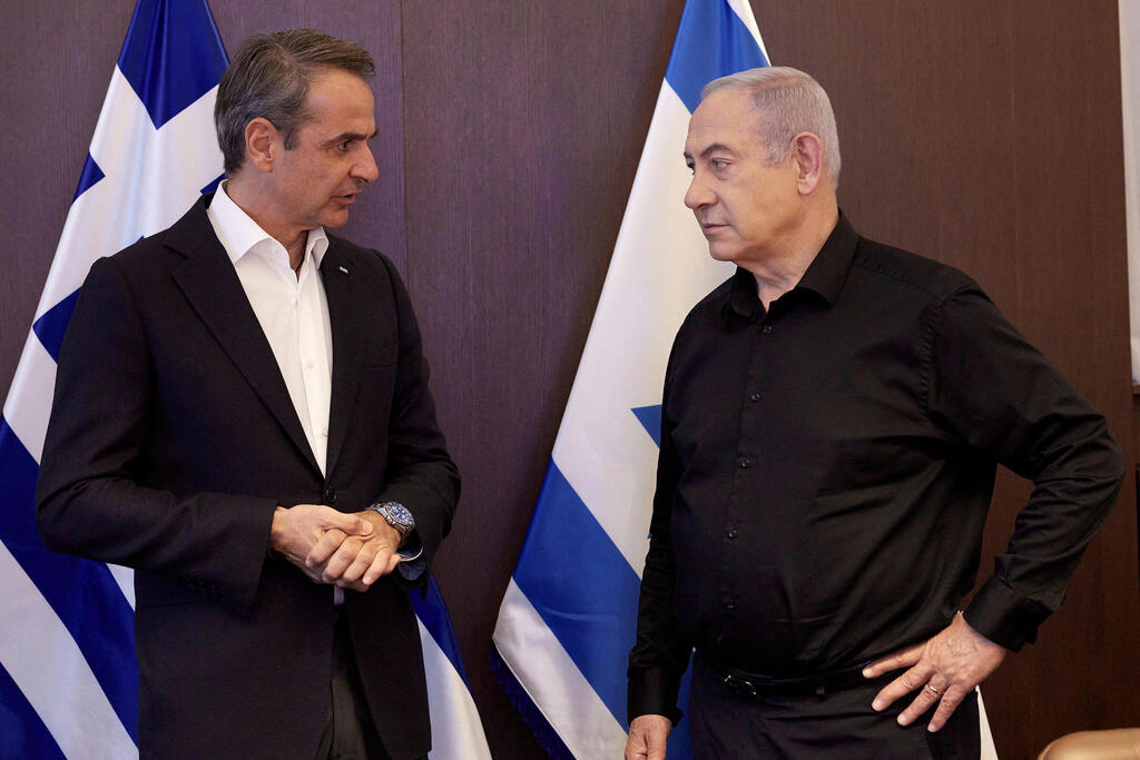 נתניהו עם ראש ממשלת יוון מיצוטאקיס (צילום: Dimitris Papamitsos/Greek Prime Minister's Office/Handout via REUTERS THIS IMAGE HAS BEEN PRO) ראש ממשלה בנימין נתניהו נפגש פגישה ראש ממשלת יוון קיריאקוס מיצוטאקיס