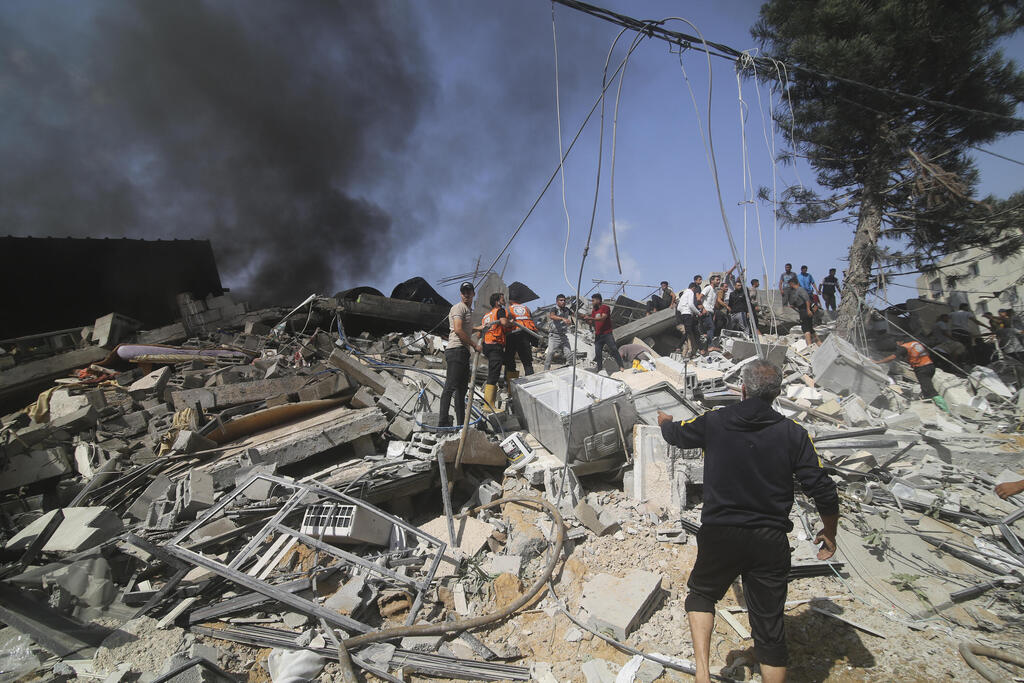 Rubble from rocket strike in Rafah (Photo: AP Photo/Hatem Ali) רפיח הרסיות