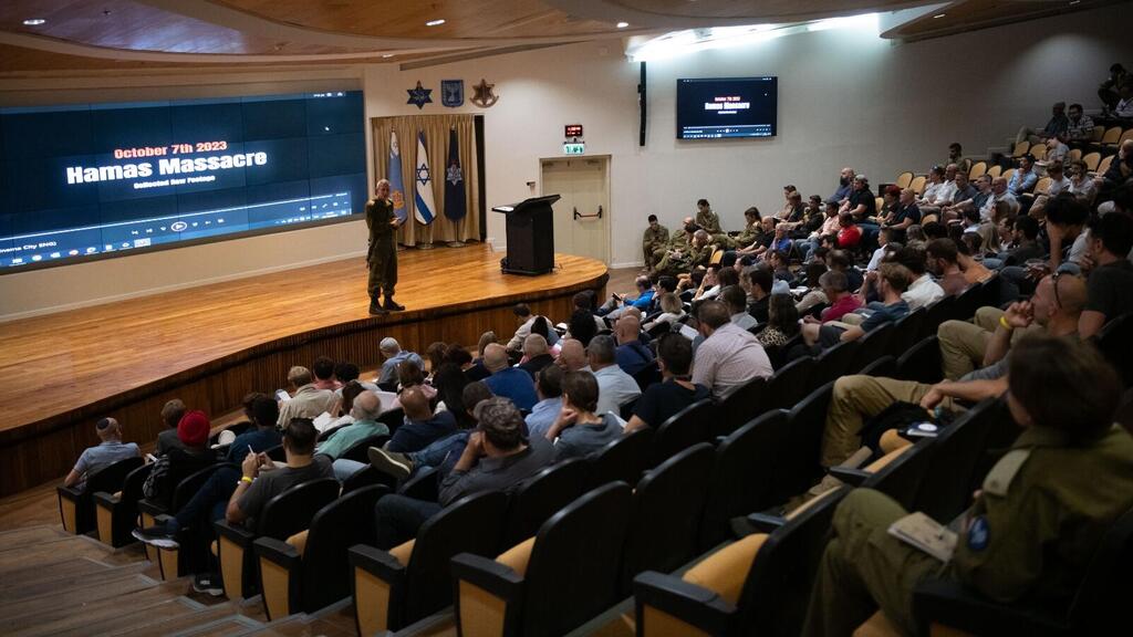 IDF Spokesperson Daniel Hagari speaks to foreign reports (Photo: IDF Spokesperson's Unit) מפגש שארגן צה"ל עם כתבים, שהגיעו מכל העולם, על מעשי הזוועות של מחבלי החמאס