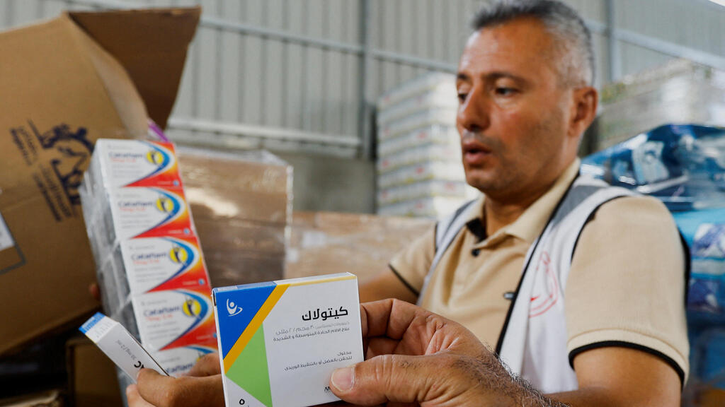 Medical aid arrives in Khan Younis (Photo: REUTERS/Ibraheem Abu Mustafa) סחורה בחאן יונס