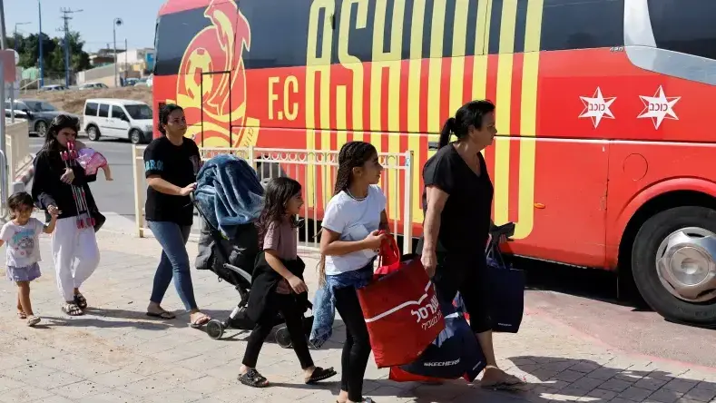 Families evacuate Sderot in southern Israel (Photo: Reuters) Families evacuate Sderot in southern Israel