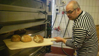 Анатолий Гендин выпекает хлеб в Финляндии  