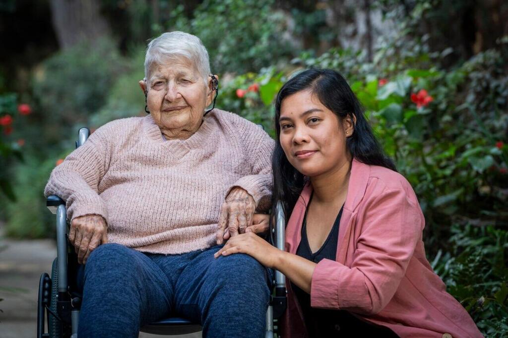 המטפלת הפיליפינית, קמיל,  הציעה למחבל כסף והצילה את ניצה בת ה-95