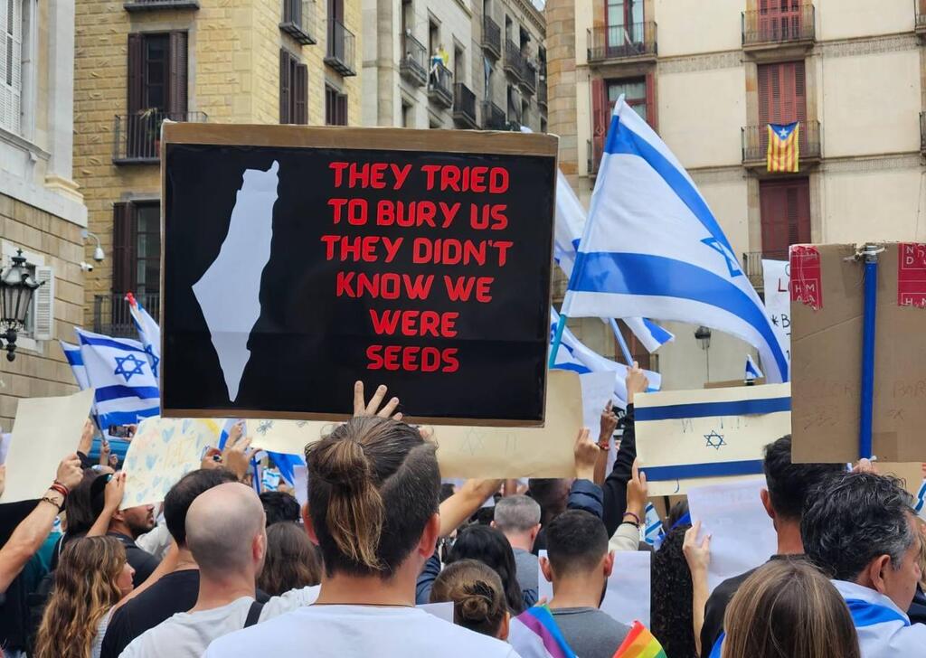 הפגנות פרו ישראליות בברצלונה (צילום מסך: אינסטגרם ) אחווה סיטבון ברצלונה הפגנות ישראל