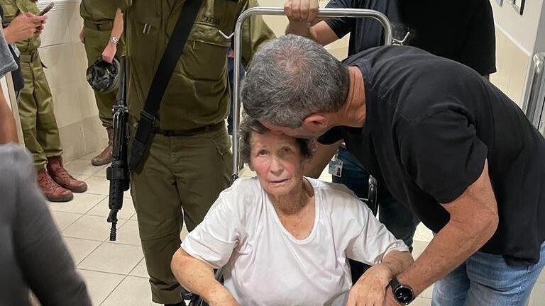 Gaza captive Yocheved Lifshitz, 85, reunites with her family at Sourasky Medical Center in Tel Aviv (Photo: Nahum Barnea) החטופה יוכבד ליפשיץ בבית החולים איכילוב