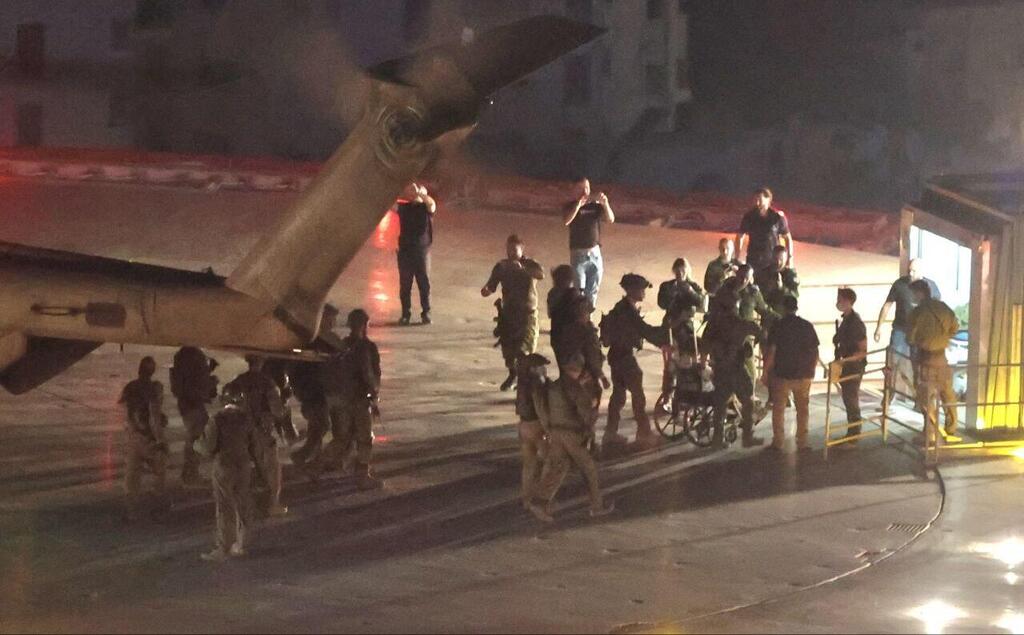 Gaza captives arrive at Sourasky (Photo: Moti Kimchi) מסוק החטופות נוחת באיכילוב